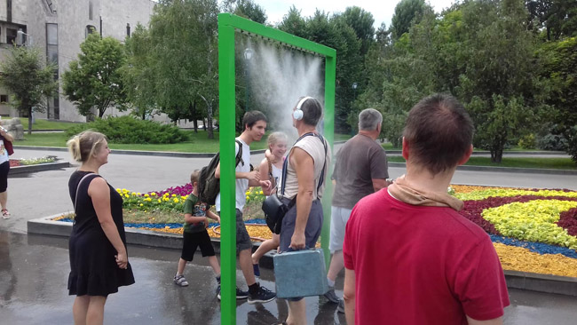 В центре Харькова установили турник для спасения от жары (ФОТО)