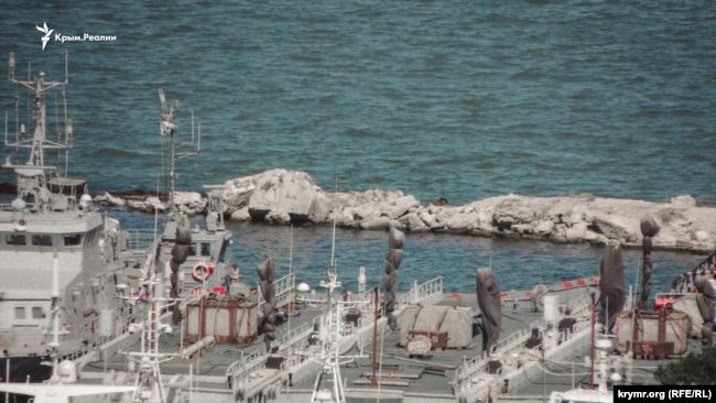 Захоплені українські кораблі зникли з порту Керчі