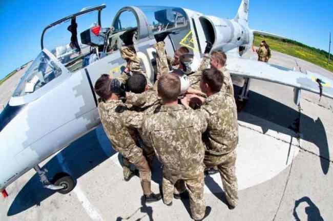 Третьокурсники Харківського університету Повітряних Сил виконали самостійні польоти на Л-39