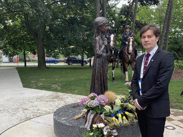 Міністр культури у Торонто вшанував память жертв голодомору - геноциду українського народу