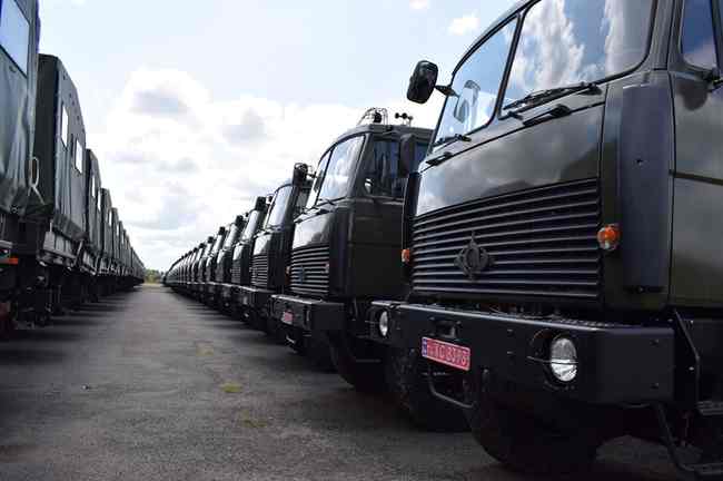 Майже сотню нових вантажних автомобілів МАЗ відправили до війська