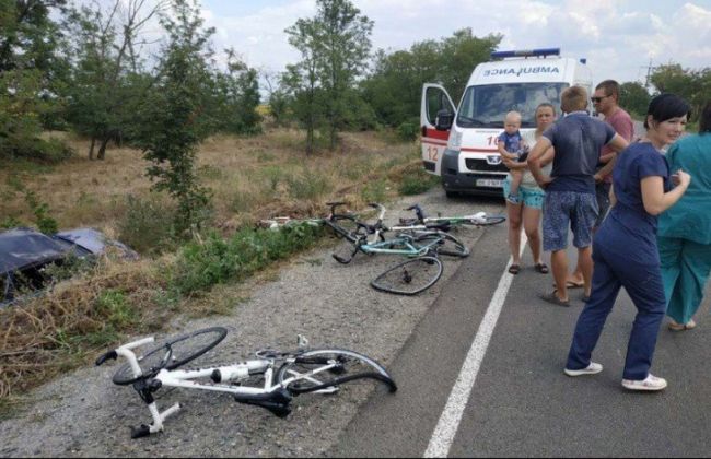 Під Миколаєвом автівка вїхала у групу дітей-велосипедистів – є постраждалі