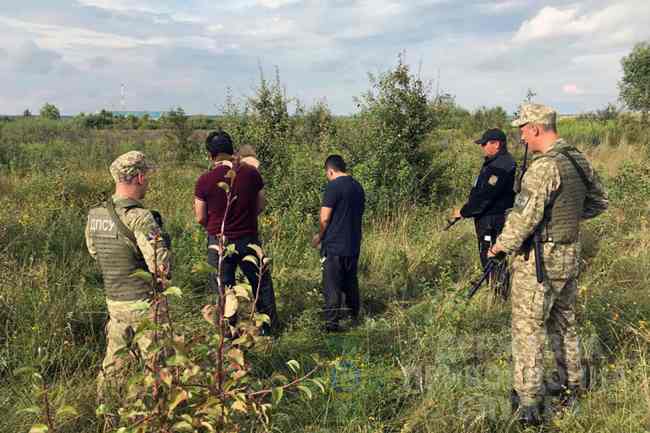 8 іноземців та один українець «штурмували» кордон і в пунктах пропуску і поза ними