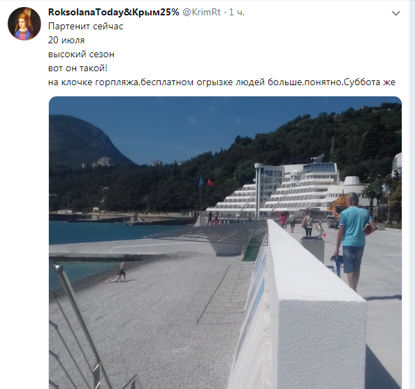На курортах Крыма лежаки и пляжи продолжают отдыхать от туристов. ФОТО