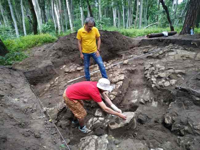 Сенсаційна знахідка: біля Львова археологи знайшли уламки амфори Трипільської культури