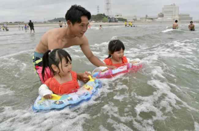 В префектуре Фукусима впервые после аварии на АЭС открылся пляж