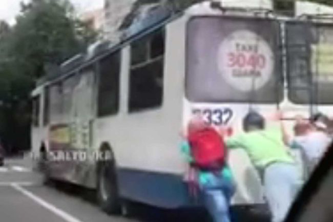 В Харькове пассажиры толкали троллейбус (ВИДЕО)