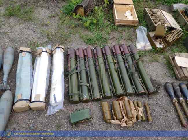 На Луганщині СБУ виявила схрон з військовими засобами ураження