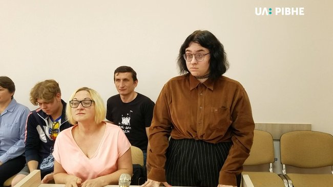 Апелляционный суд оправдал 16-летнюю Дарью Коцюрубу, которая вышла с плакатом за импичмент Зеленского