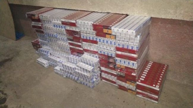 У вантажівці серед піддонів прикордонники знайшли понад 20 тисяч пачок сигарет (ВІДЕО)