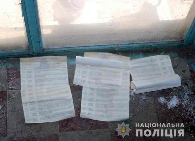 На скандальном 50 округе в Покровске нашли заполненные бюллетени в подъезде многоэтажки