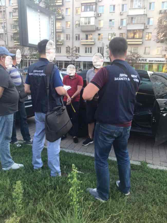 Працівників Київської місцевої прокуратури викрито на одержанні неправомірної вигоди (ФОТО)