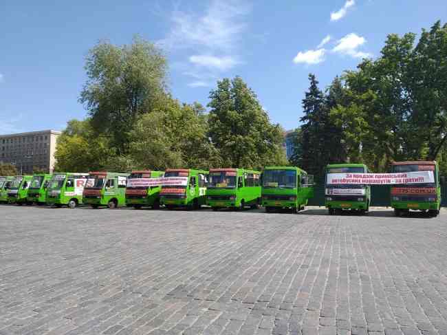Протест у центрі Харкова зібрав зо три десятки зелених «маршруток» — ФОТО