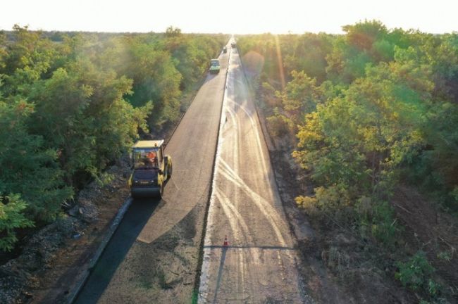 В сети показали, как днем и ночью ремонтируют дорогу Запорожье-Мариуполь (фото)