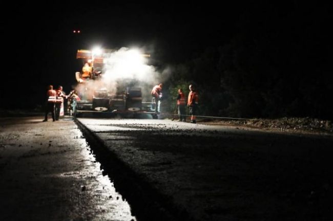 В сети показали, как днем и ночью ремонтируют дорогу Запорожье-Мариуполь (фото)