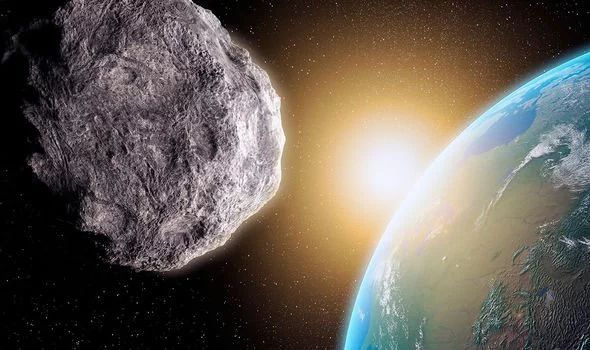 К Земле с большой скоростью движется астероид размером с пирамиду
