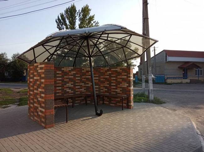 У селі на Харківщині зявилася гігантська парасолька. Фото