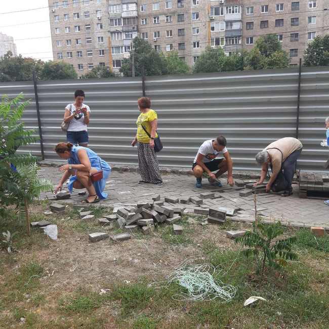 Харьковчане снесли забор на месте строительства киосков (ФОТО, ВИДЕО)