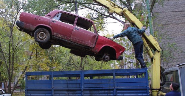 В Харькове утвердили алгоритм эвакуации брошенных во дворах старых авто