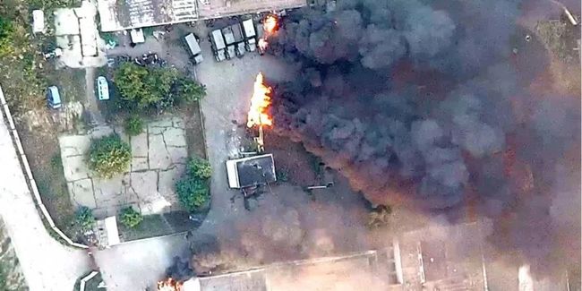 Украинские военные уничтожили военную базу оккупантов с 16 грузовиками и 20 боевиками: МОЩНОЕ ВИДЕО