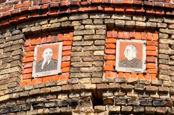 На Черниговщине горсовет не разрешил демонтировать изображение Сталина и Ленина в центре города
