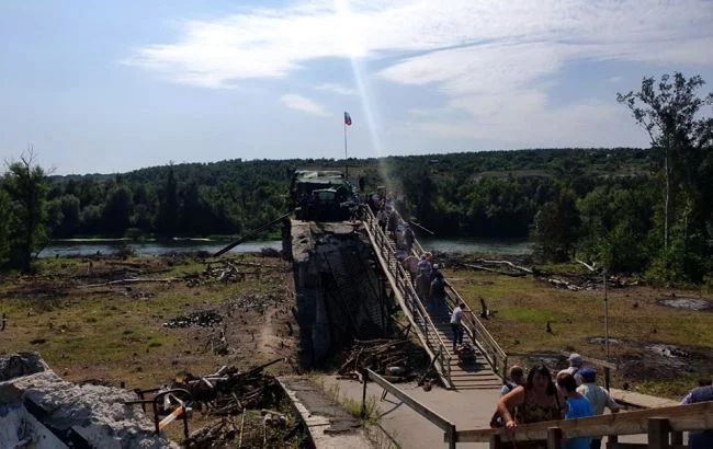 В Станице Луганской начали демонтаж фортификаций у моста