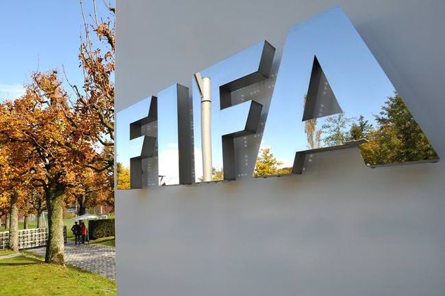 FIFA работает над заменой арбитров на роботов