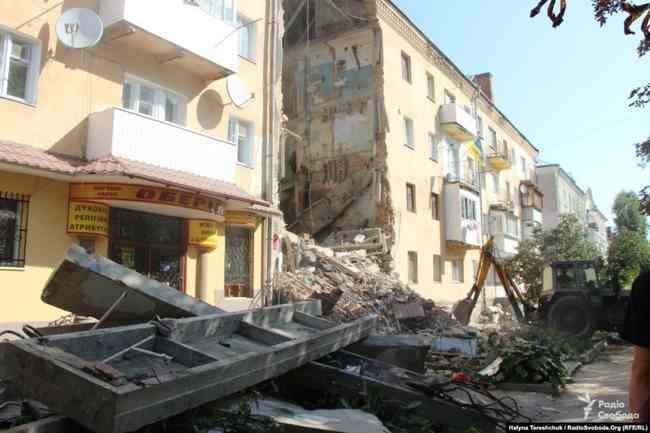 Катастрофа з житловим будинком у Дрогобичі: поліція затримала двох осіб