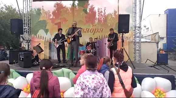 Челябинский депутат в честь Дня знаний организовал для детей концерт, где пели песни про водку