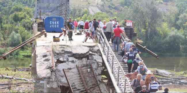 Демонтаж у Станиці: в Луганській ОДА розповіли, як поводиться так звана лнр і про КУНГ біля зламу мосту