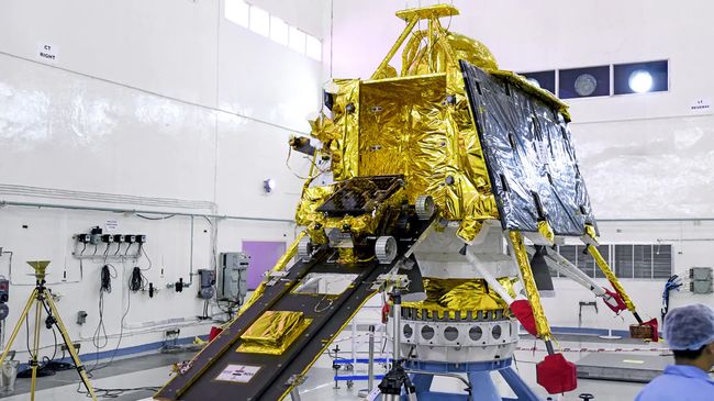 Индия потеряла связь со своим аппаратом перед посадкой на поверхность Луны