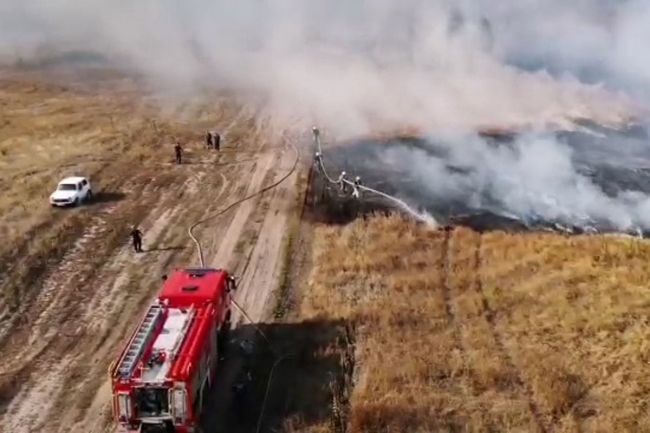 Пожар на полигоне под Харьковом тушат с вертолета