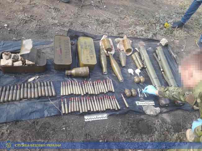 На Луганщині виявлено схованку диверсантів із військовими засобами ураження