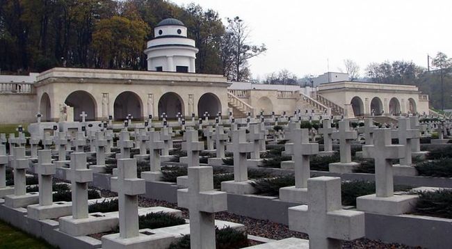 Польша хочет создать в Украине кладбища, на которых будут хоронить обнаруженные во время эксгумации останки поляков