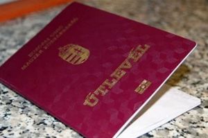 Угорщина вимушена масово забирати паспорти, які роздавала на Закарпатті – Москаль
