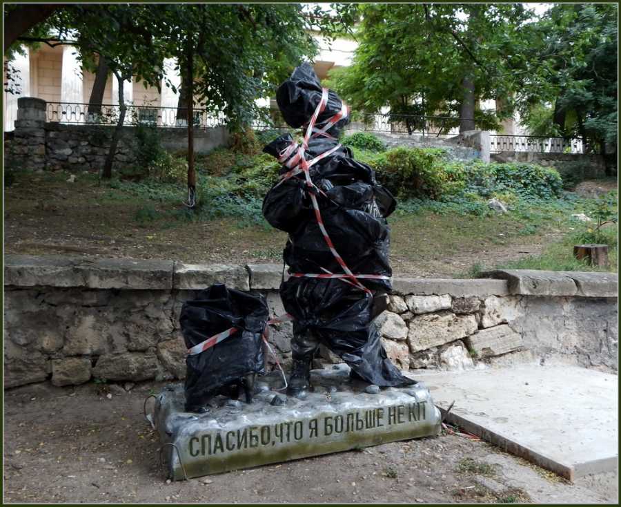 В Севастополе памятник российскому оккупанту спрятали от глаз горожан. ФОТО