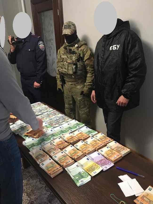 Податкова міліція спільно з СБУ та прокуратурою ліквідували канал контрабанди брендових товарів в Україну, у організатора вилучено велику партію необлікованої готівки