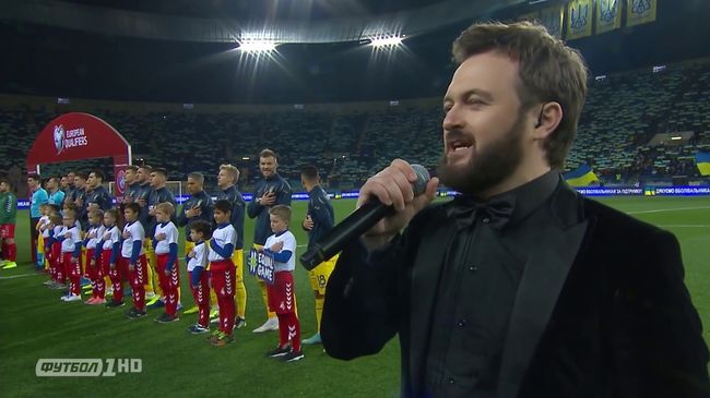 40 тысяч болельщиков в Харькове спели гимн Украины. Потрясающее видео
