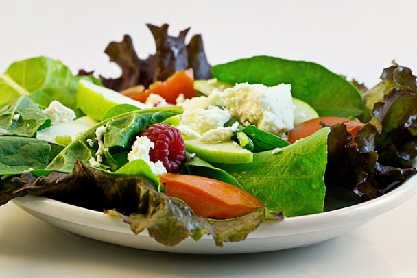 Врач в РФ объяснил, как употребление салатов может довести до инсульта