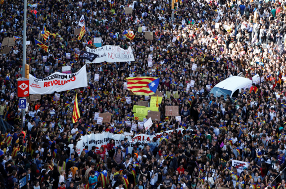 Беспорядки в Барселоне испанская власть направляет в Каталонию сотни бойцов спецназа