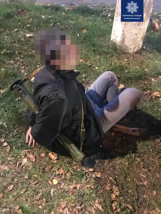 В Харькове патруль задержал агрессивного мужчину с гранатой. ФОТО