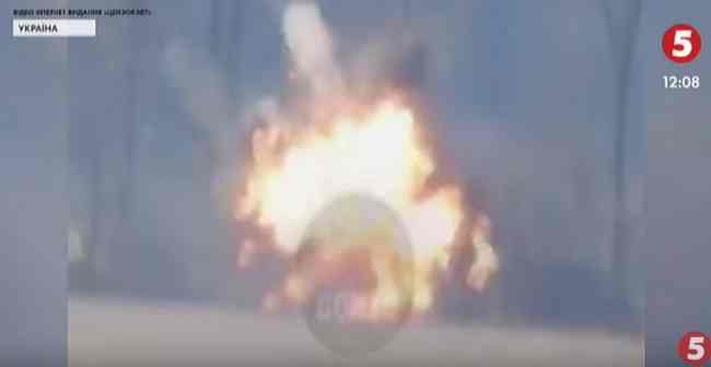 У мережі зявилося відео, як російські окупанти цілять ракетою по українських бійцях, які будують бліндаж