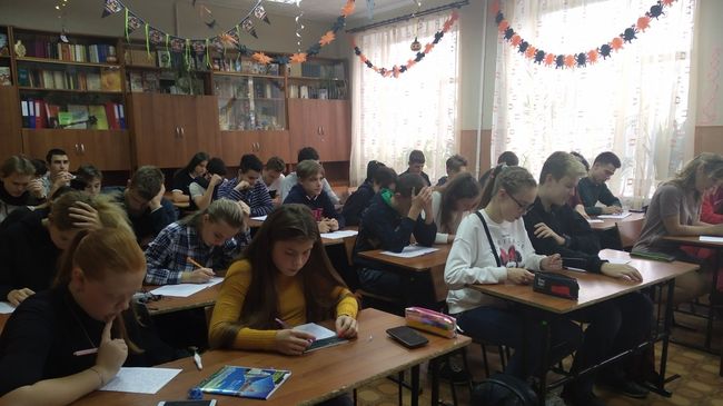 Як вчителі разом із учнями Харківської школи писали Всеукраїнський диктант єдности