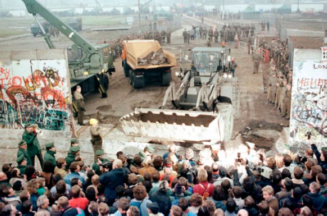 Поразка Кремля: 30 років тому німці розібрали Берлінський мур