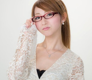 Жінки в Японії запустили флешмоб через заборону носити на роботі окуляри