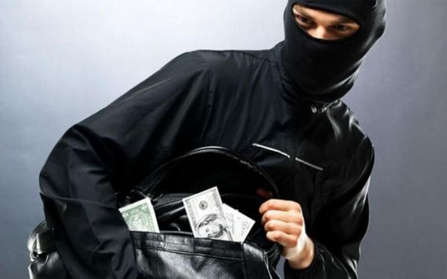 Разбой по-харьковски: восемь человек в балаклавах украли 16 тысяч гривен