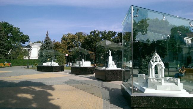 У Харкові руйнуються мініатюрні пам’ятники на площі Архітекторів (ВІДЕО)