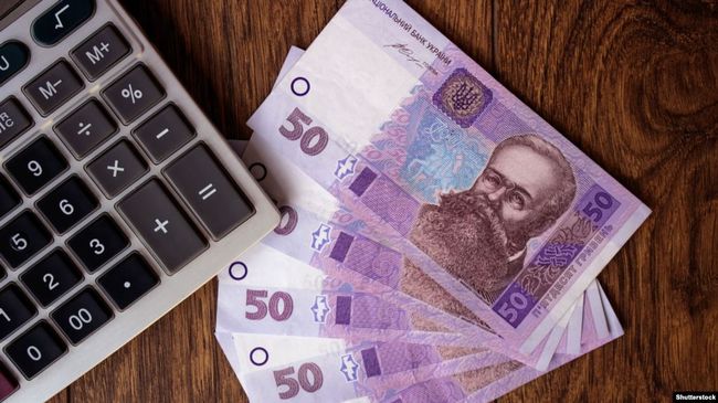 Мінсоцполітики: в Україні жінки отримують на 21% нижчу заробітну плату