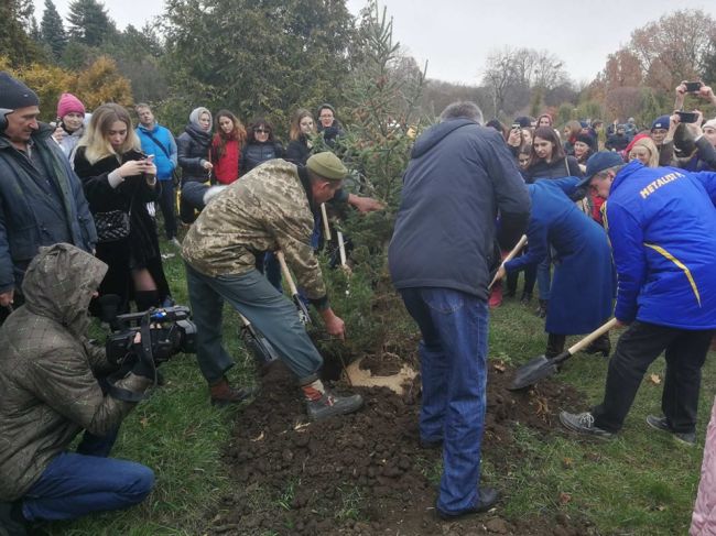 В Харькове студенты высадили деревья (ФОТО)
