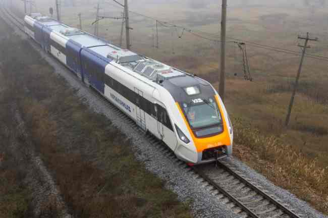 Новий український дизель-поїзд на випробуваннях розігнали до 140 км/год (ФОТО)